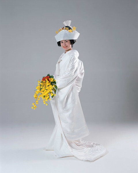 【白无垢しろむく】和服的一种.在日本的婚礼上新娘穿的礼服(婚服).