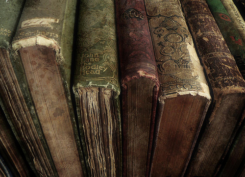 旧掉的书本光是外表就是在讲述一个遥远的故事