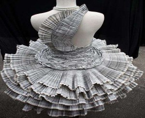 用废报纸制作的时装裙
