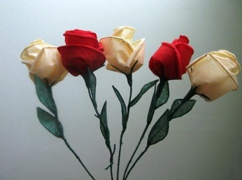 餐巾纸做出来的精彩折纸玫瑰 [教程] http://www.zhidiy.
