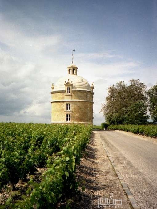 拉图尔酒庄(chateau latour)是法国的国宝级酒庄,位于波尔多波伊雅克