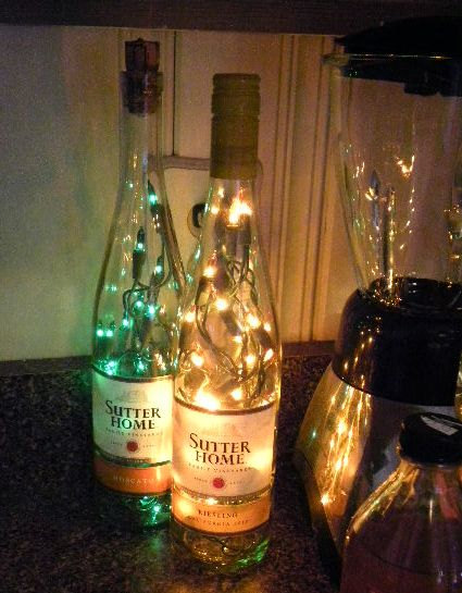 拿喝完的葡萄酒瓶,装上发光灯饰.即成.节日庆典好道具.