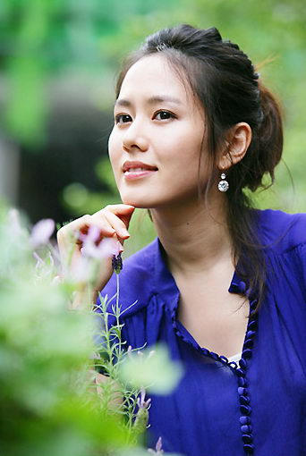 孙艺珍,韩国女演员,气质清新,演技自然,塑造了许多经典银幕形象,曾