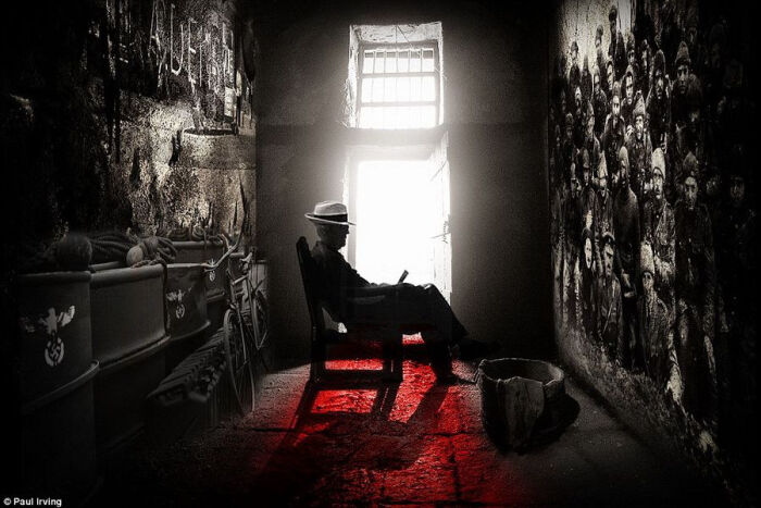 在摄影师保罗·阿尔维的镜头下,阳光穿过房门,射入漆黑的房间,一名