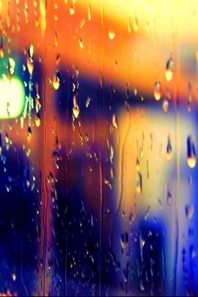 我们还能不能像昨天那样拥抱在雨中.