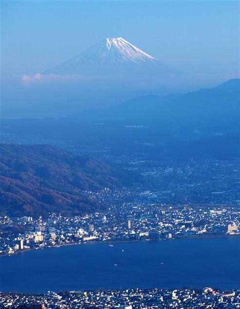 この日の富士山は赤く焼けた空をバックにし云海に浮かんでいた=长野