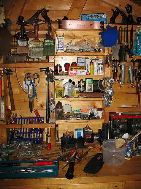 toolshed (园艺工具等的)工具房,工具室