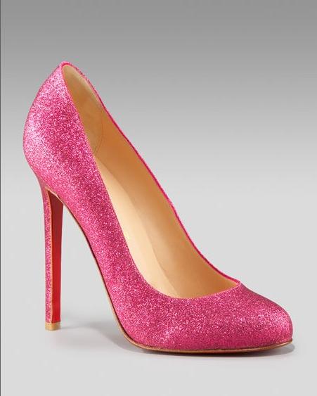 christian louboutin粉红高跟鞋,很像小时候给芭比娃娃穿的鞋,很常见