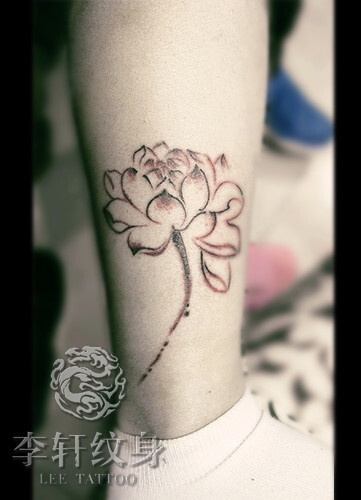 是美女纹身,纹身控tattoo的追逐的时尚焦点.
