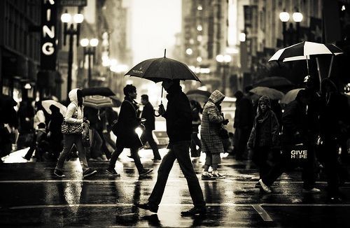 下雨天的城市.来往的人群.