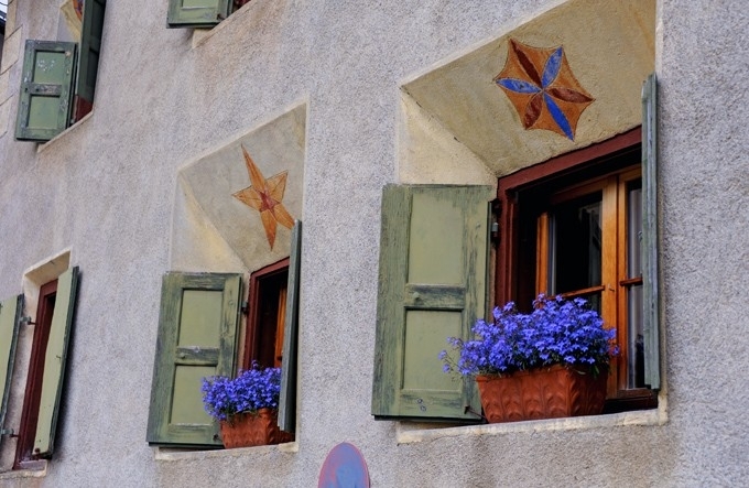 瑞士最美丽童话小镇瓜尔达.门很大,窗户则-堆糖,美好生活研究所