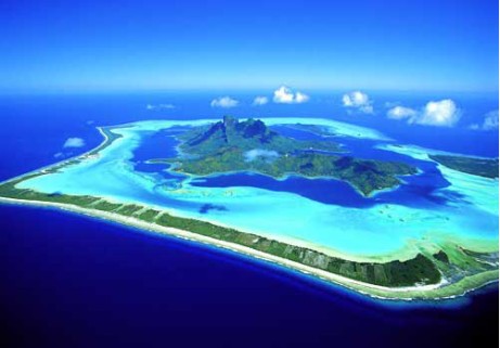 岛(bora bora),它在太平洋东南部,全岛由一个主岛与周围环礁所组成