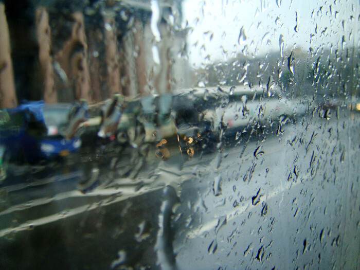 下雨天,在车上看外面,一片安详的模糊.