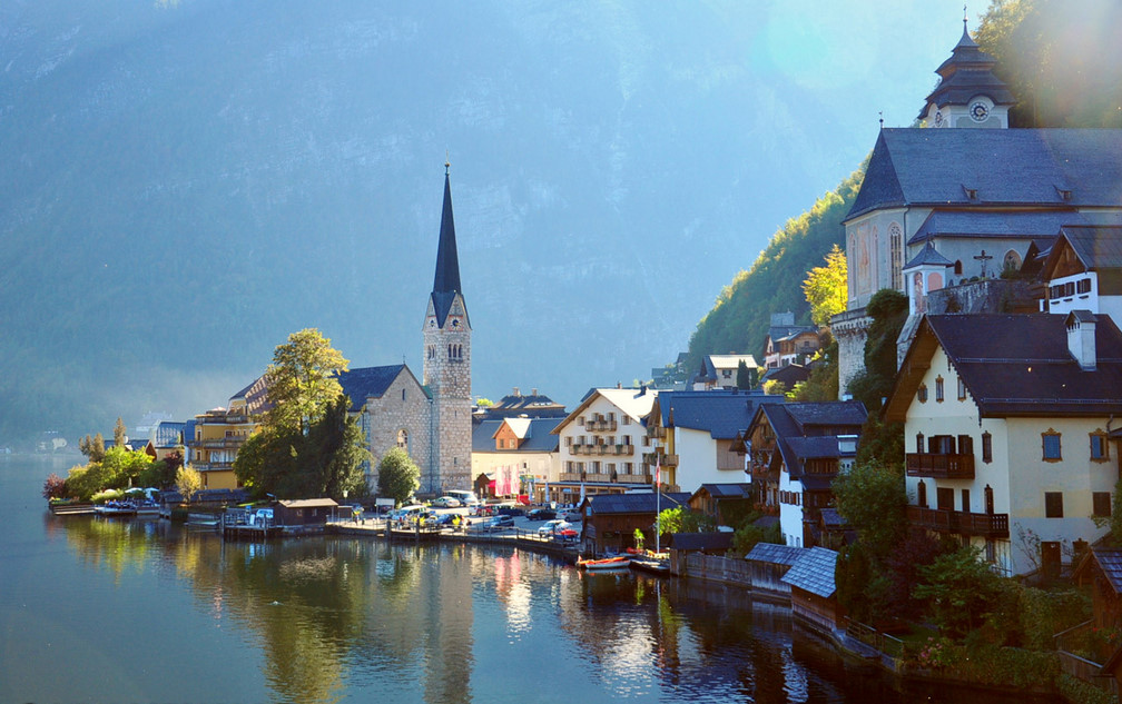 九月的奥地利小镇哈尔施塔特(hallstatt)季节正当好,青山,绿水,鲜花