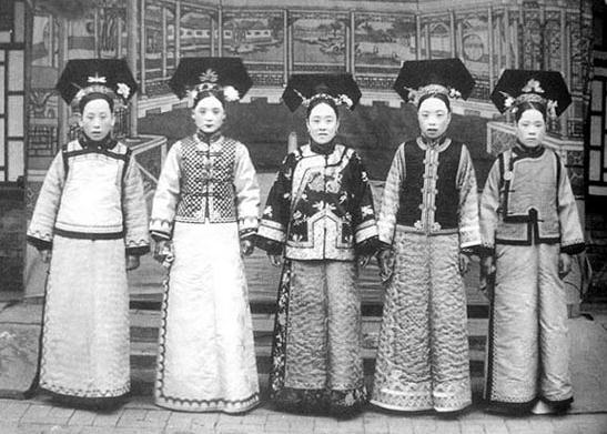 最早期的秀禾服出现在清中期,原型是清朝旗袍后来汉族贵族女子纷纷
