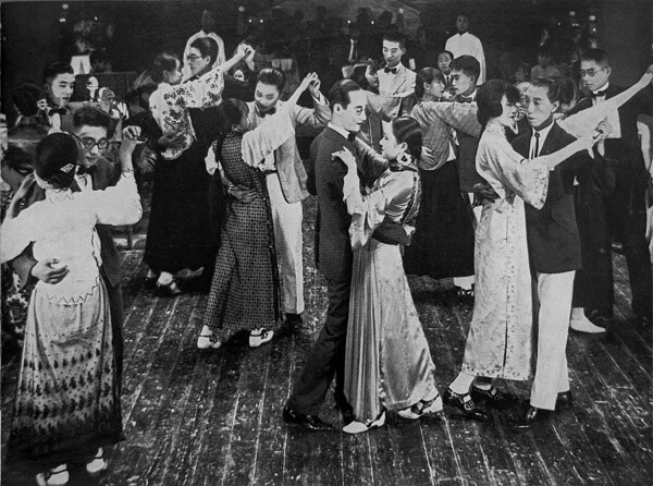 进入20世纪20年代以来,跳舞成为上海滩时髦的娱乐活动,爵士乐队风靡一