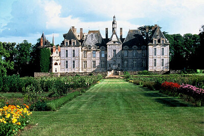 chateau de saint-loup城堡可以容纳多达250多位客人,既可以在这里