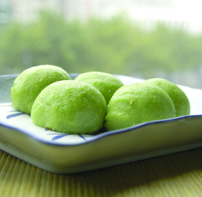 青团,是一种用草头汁做成的绿色糕团,其做法是先将嫩艾,小棘姆草等(做