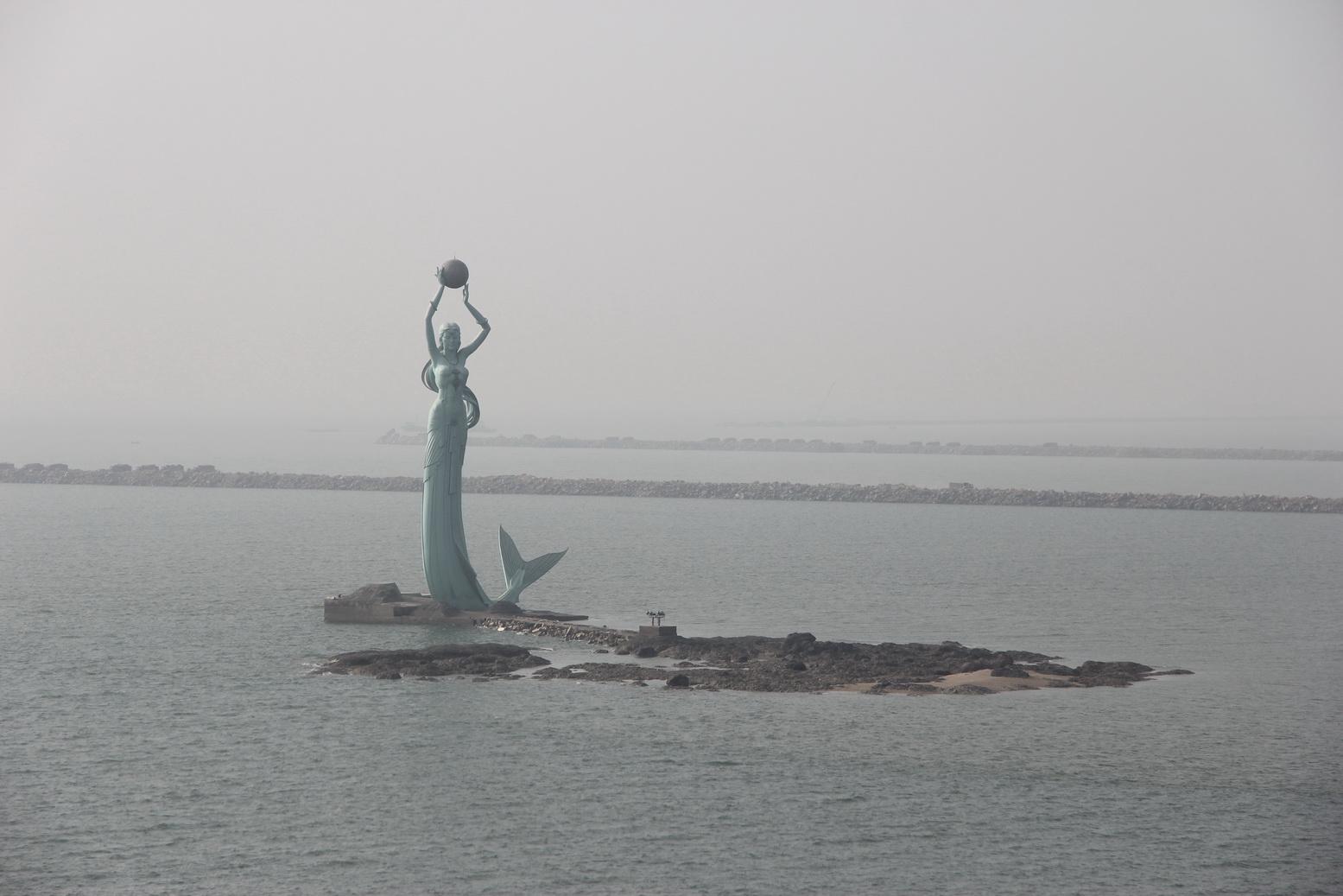 {山海广场}鲅鱼公主特写,屹立在海中央,很是壮观