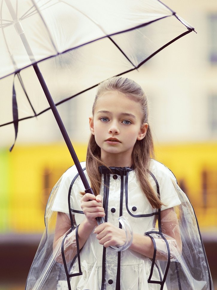 穿雨衣的小姑娘