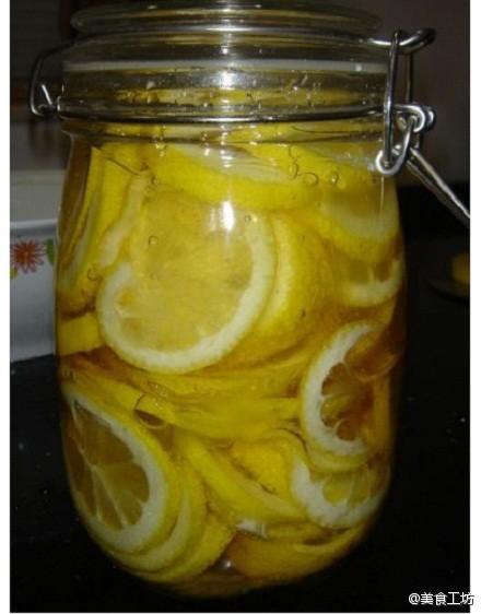 【蜂蜜腌柠檬】1,把柠檬切成片,放在罐子里(罐子一定要洗得干干净净