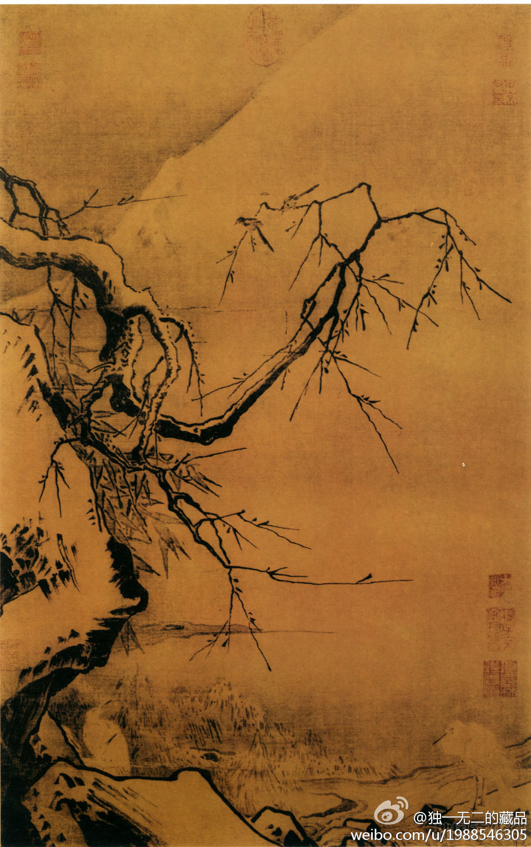 此画描绘寒天景致,浓淡墨色画出的树石,远山和芦草,对比于留白的积雪