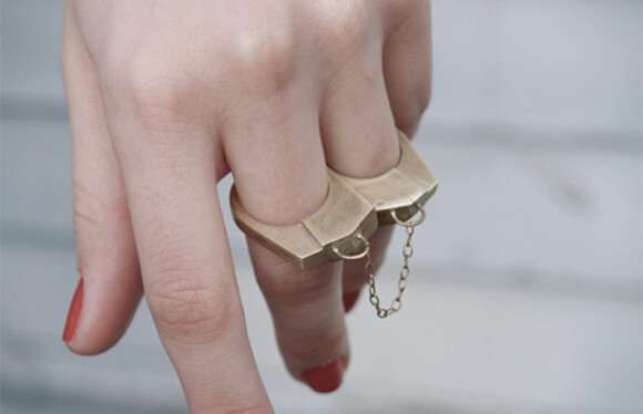 手铐戒指 设计师natalie hirsh设计的手铐戒指将你的两个手指紧紧铐在