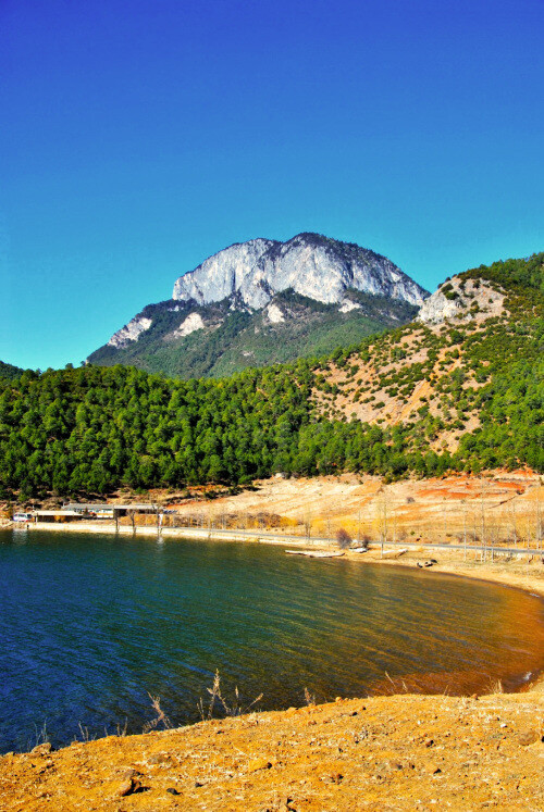 泸沽湖水美山也秀.