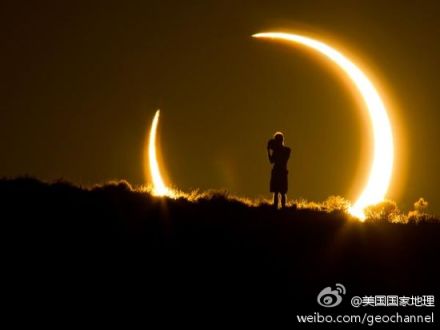 因而未能完全遮盖住太阳,于是便留下了一个金色的光环