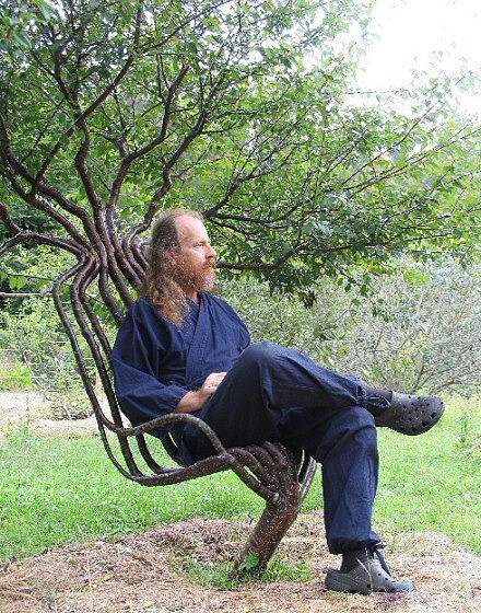【耗时7年种植出的树椅】不要觉得惊讶,眼前的这位老人坐的椅子可是一
