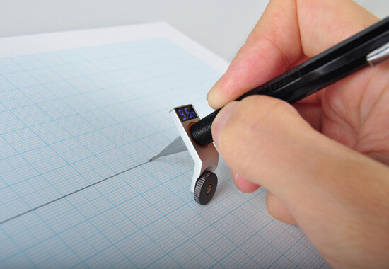 画笔器是辅助画直线的工具,设计地很前卫,在笔上套上,你便可以轻松地