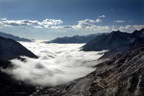 折多山位于四川省甘孜州境内,海拔4298米,是康