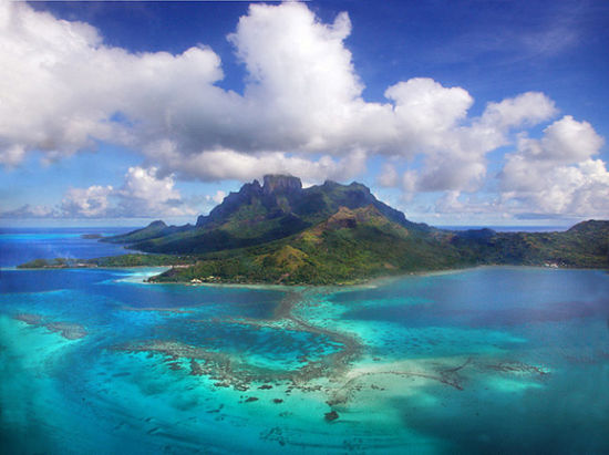 在南太平洋的海面上有一个神奇的岛屿——bora bora,这个法属波利尼