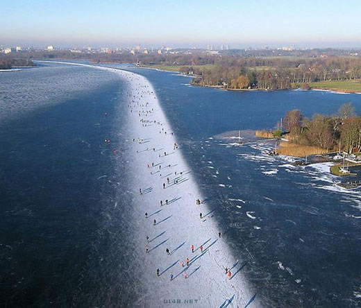 荷兰格罗宁根南部帕特斯沃尔德湖上的滑冰爱好