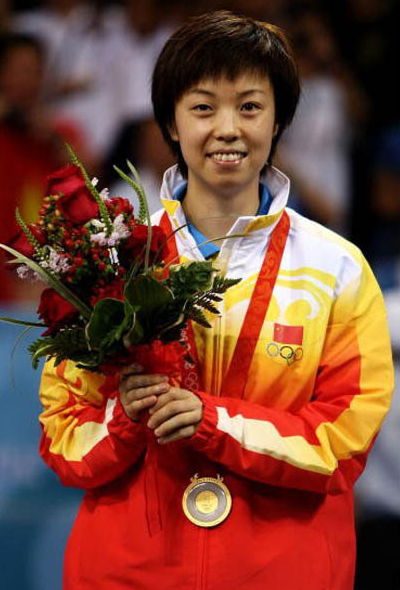 在王楠退役后,张怡宁悄然成为中国女子乒乓球的领军人物,和王楠不同