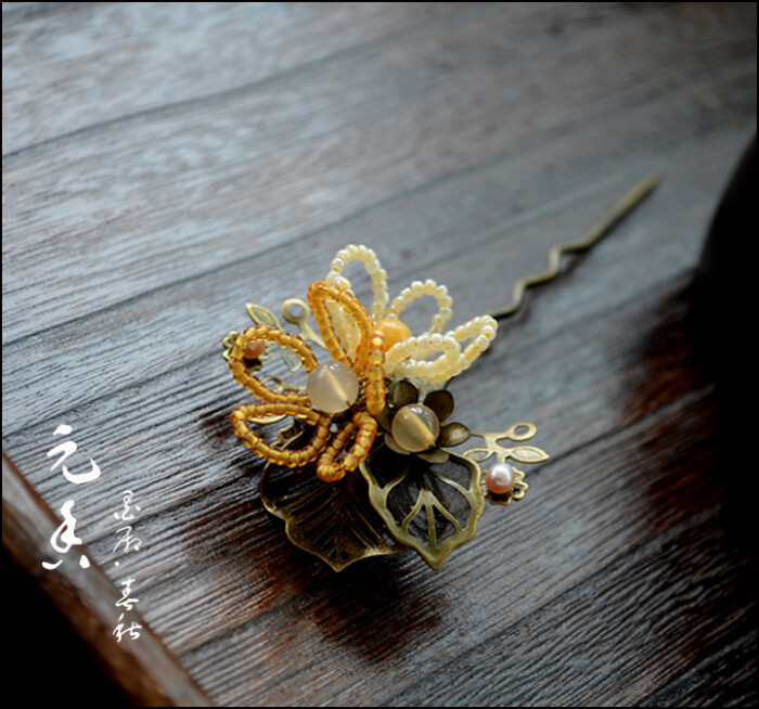 手工翡翠珠花发饰. 简单款式的小珠花,材质为玛瑙珍珠,进口米珠.