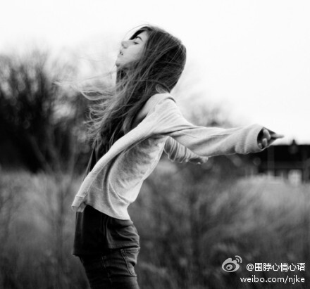 都夹杂着痛苦与甜蜜;即使痛苦一次次让你落泪,可你依旧学不会放手