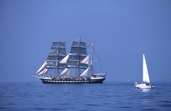 loa: 65m. 帆型: 三桅帆船(barque 3). 建造: 1896. 母港:布雷斯特.