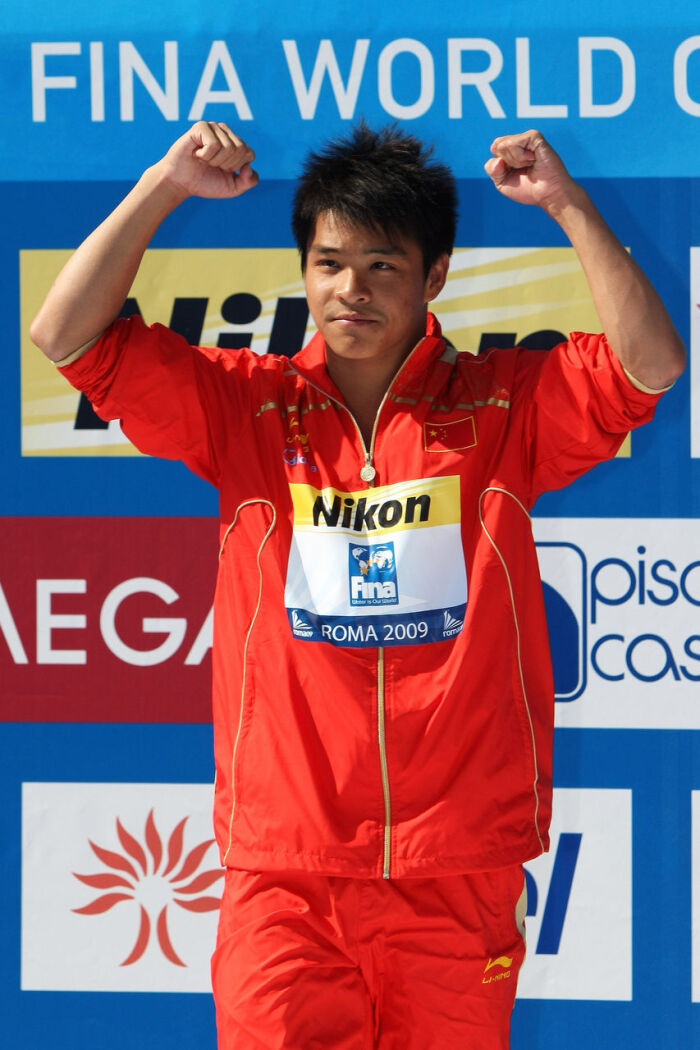 【何冲】奥运冠军,中国男子跳水队运动员,在2008年北京奥运会上,在