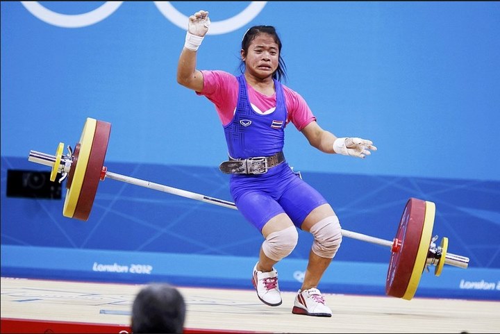 女子48kg举重比赛中,泰国选手sirivimon pramongkhol在比赛中试举失败