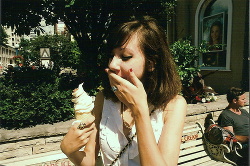 我要的坚强 不是谁的肩膀 怀抱是个不能停留…