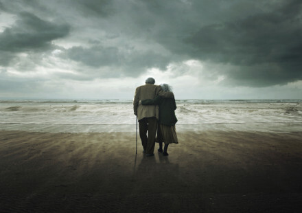 {淡忘.}当我们都渐渐老去,是否还能互相搀扶一起去看海.