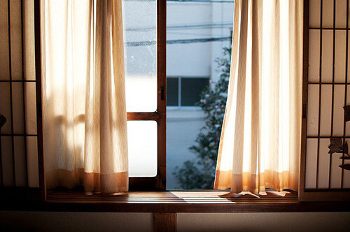 阳光透过窗户射进房间,给人一股温暖,也给人一种坚强的理由.