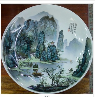 以陶瓷粉彩山水见长,1959年绘制的"英雄城-南昌大型瓷板画"送北京人民