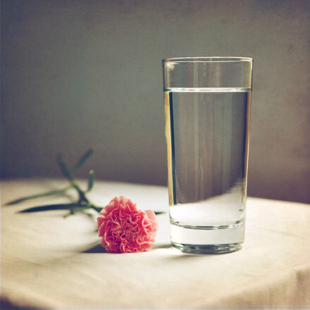 用一杯水的单纯,面对一辈子的复杂.