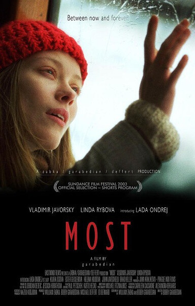 【感人短片《桥 most》】火车驶过的那一瞬间,车上人们的嬉笑,车下