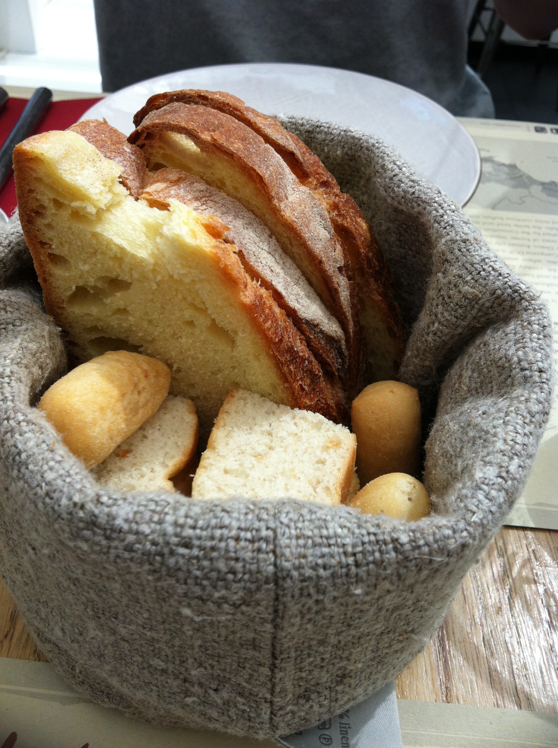 意大利的烤面包,装在田园风的小篮子里,再配上我最爱的油醋汁,每一口