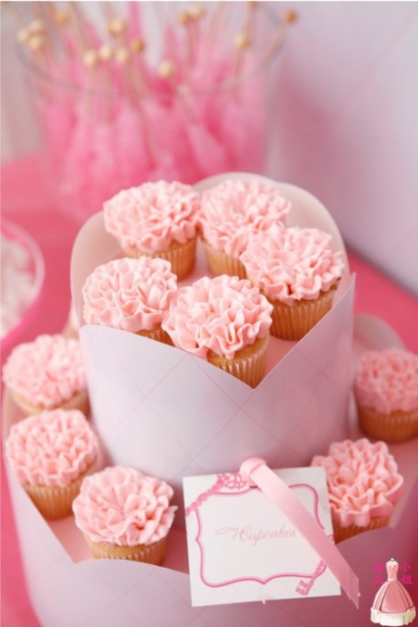 美美的粉色甜点蛋糕