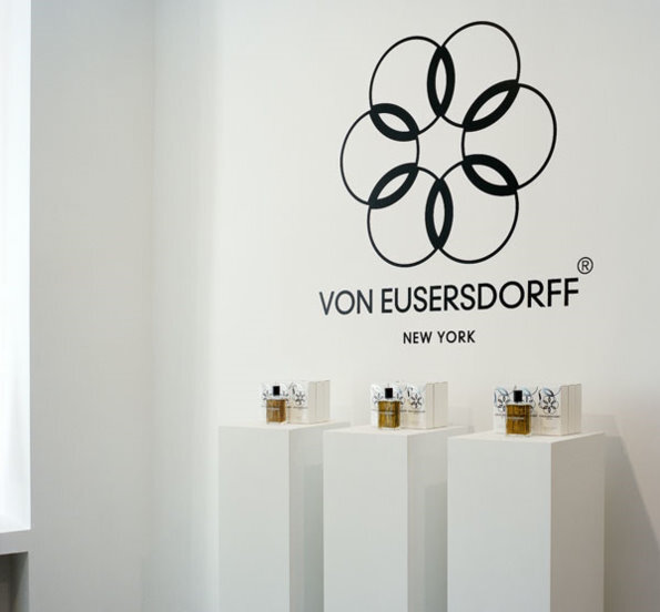 品牌设计 von eusersdorff香水是一款传统的花香香水,标志主体也是一