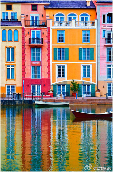 被认为是世界上最美丽的渔村之一,房子有各式各样颜色